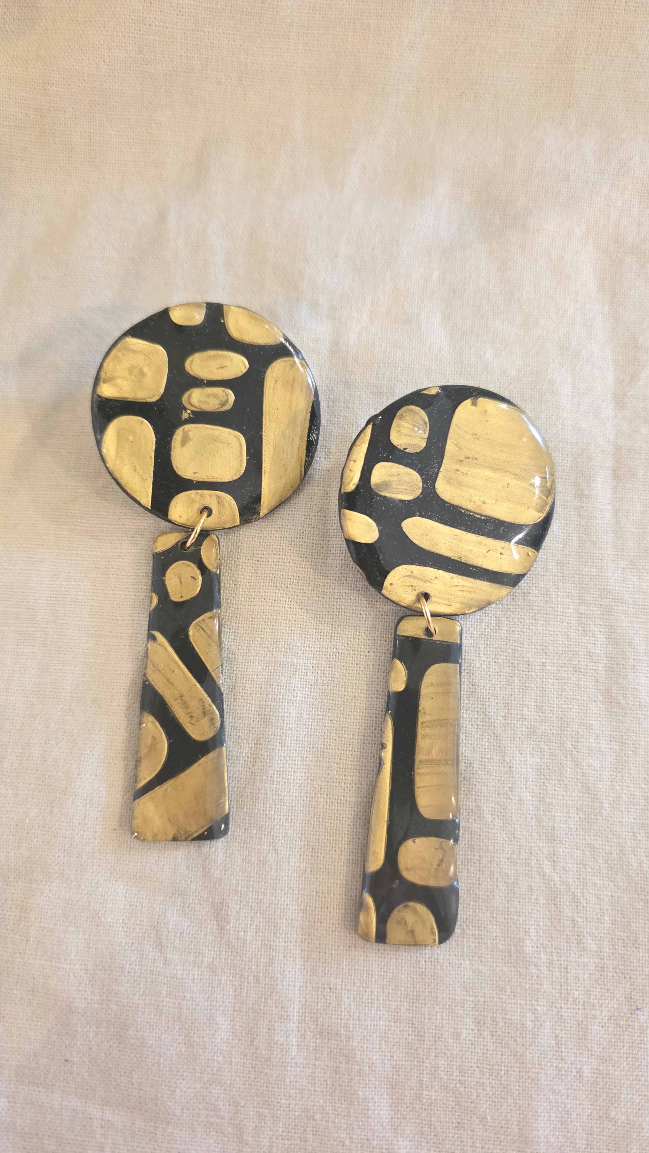 Black and Gold art Round