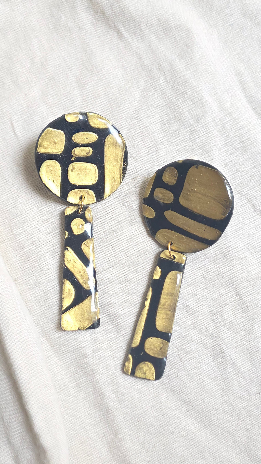 Black and Gold art Round