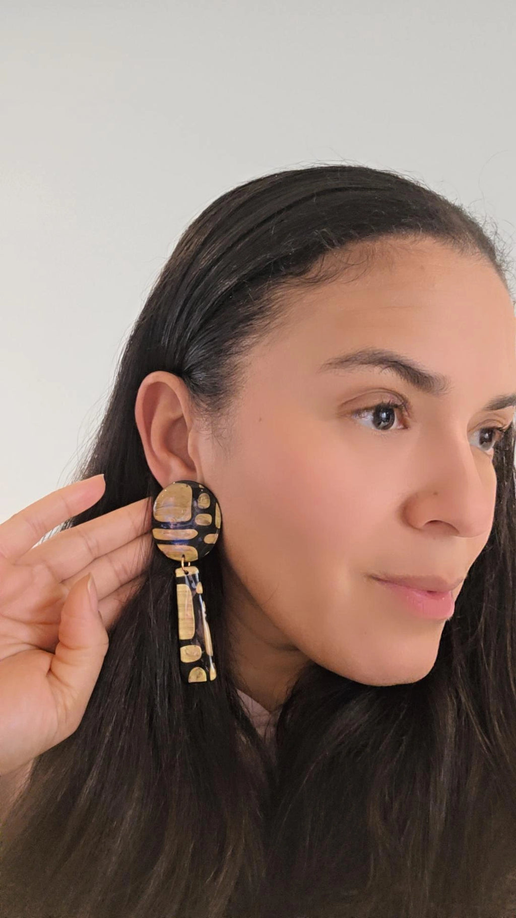 Black and Gold art Round