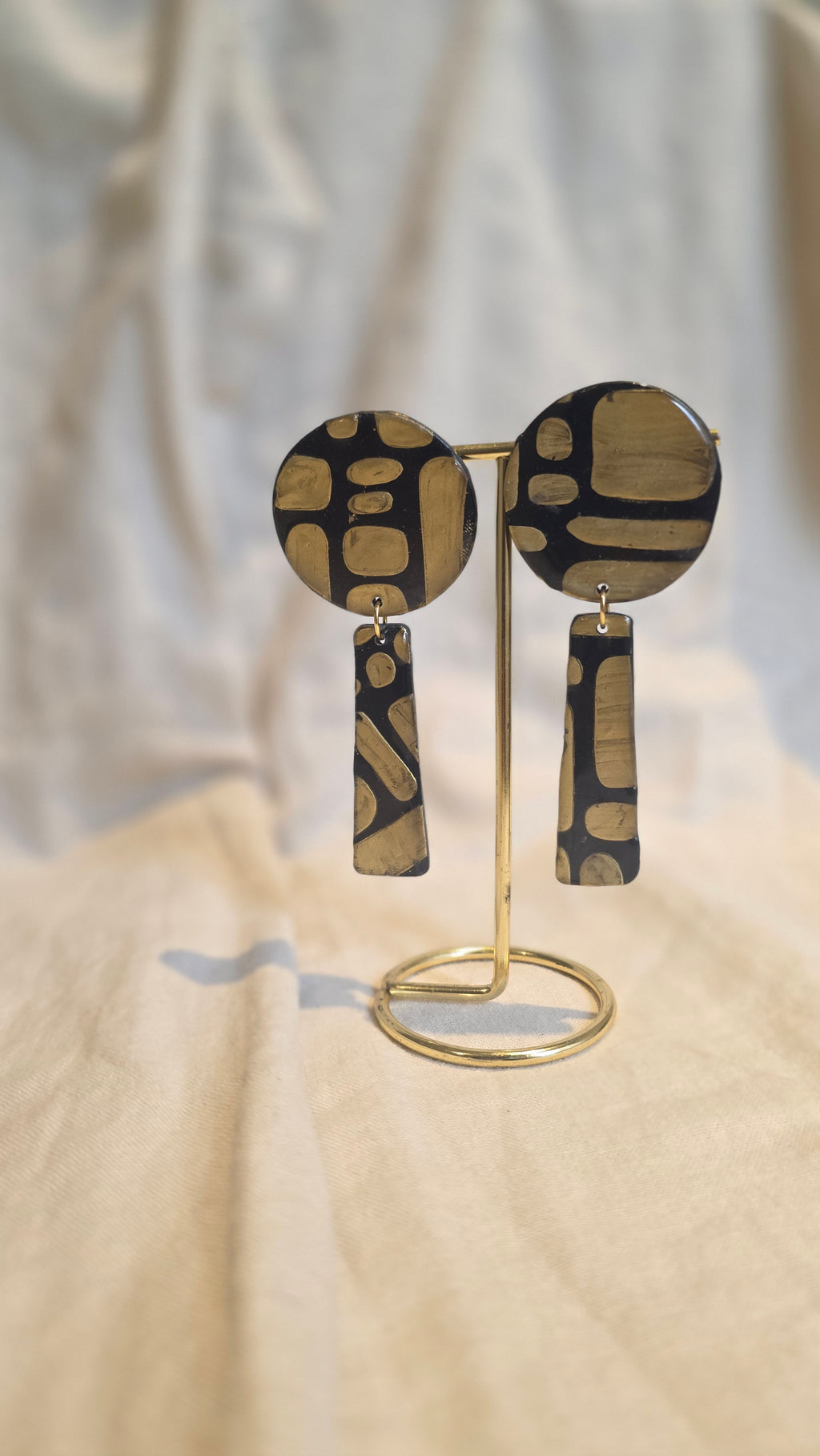 Black and Gold art Round