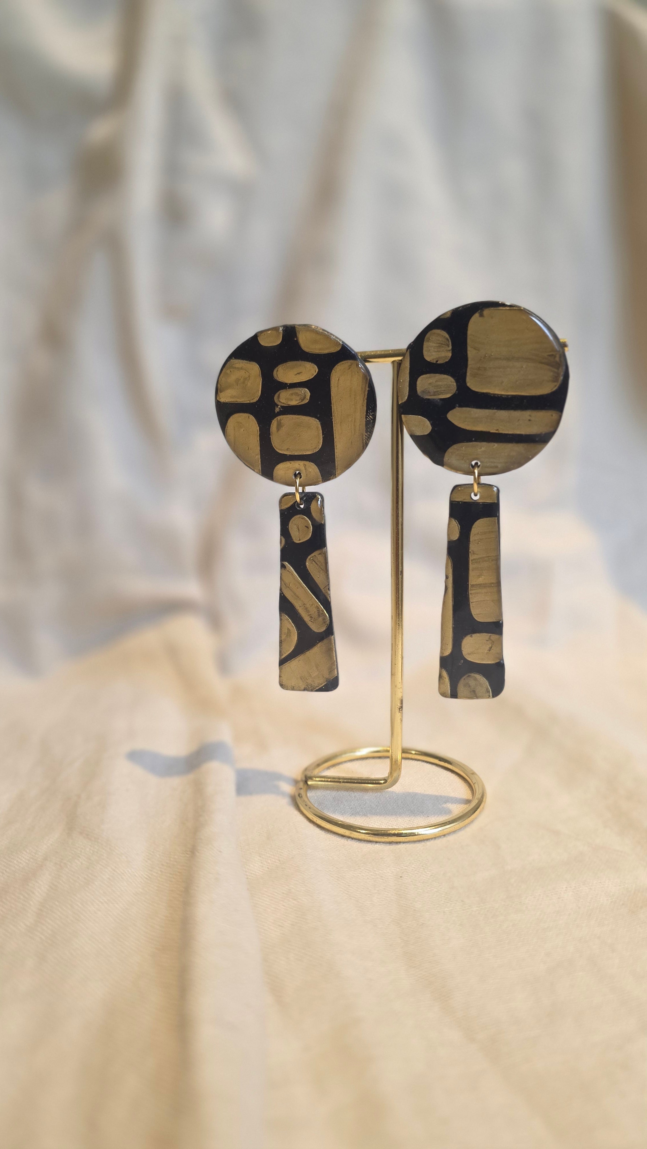 Black and Gold art Round