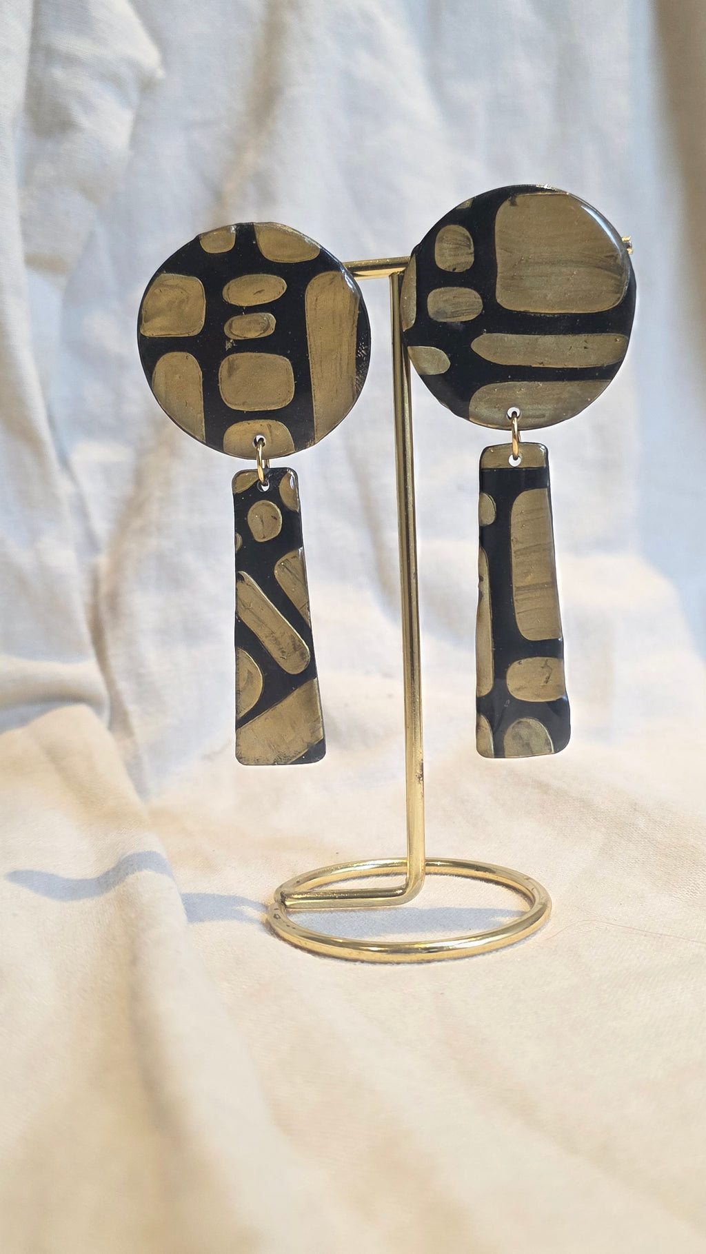 Black and Gold art Round